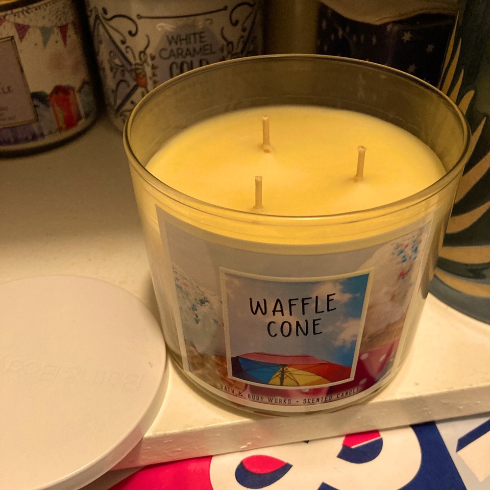 Brand new waffle cone candle HTF**